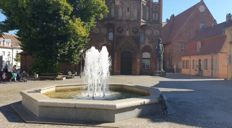 Bild zeigt einen Springbrunnen vor dem Altstädtischen Rathaus in Brandenburg an der Havel